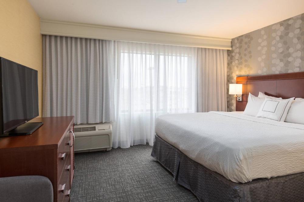 King Room with Sofa Bed and Roll-In Shower - Mobility/Hearing Accessible interior